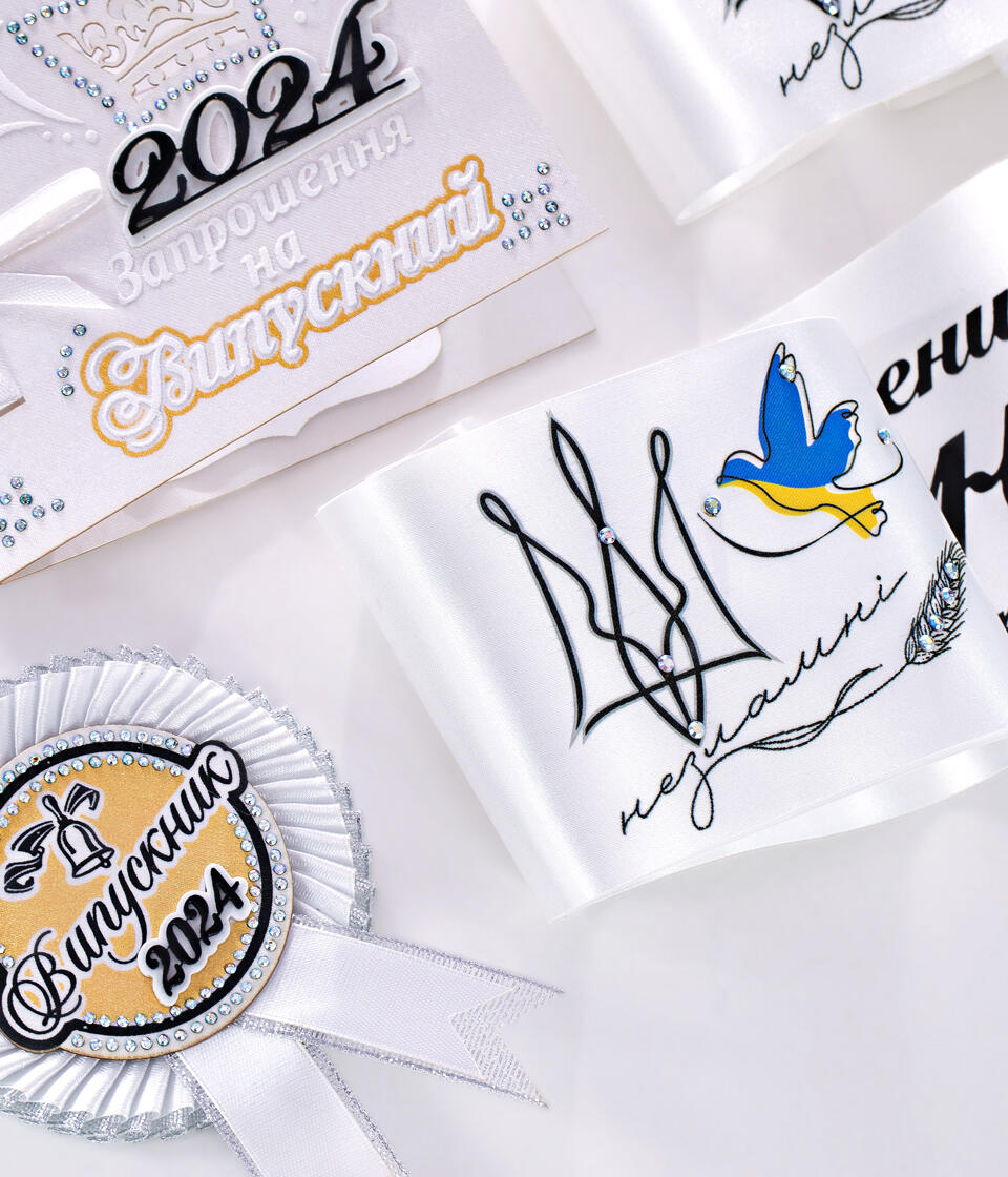 Біла стрічка випускник повнокольорова 2026 з чорним нанесенням дизайн герб з голубком second image