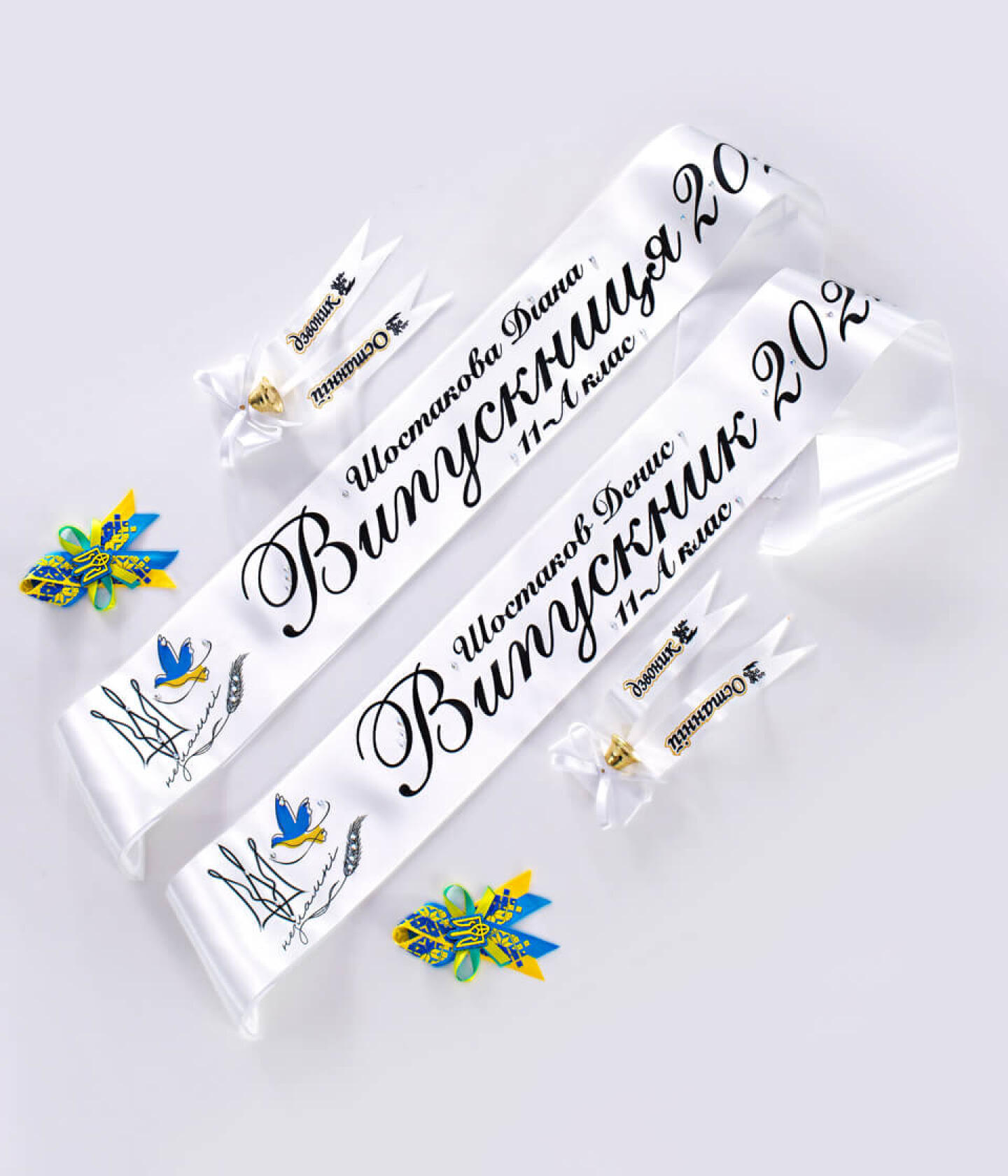 Product image Белая лента выпускник полноцвет 2025 черным нанесениям дизайн герб с голубком